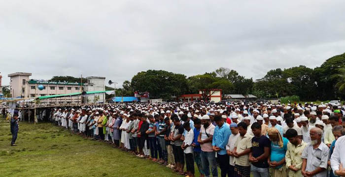 ফরিদপুরে সাজেদা চৌধুরীর প্রথম জানাজায় মানুষের ঢল